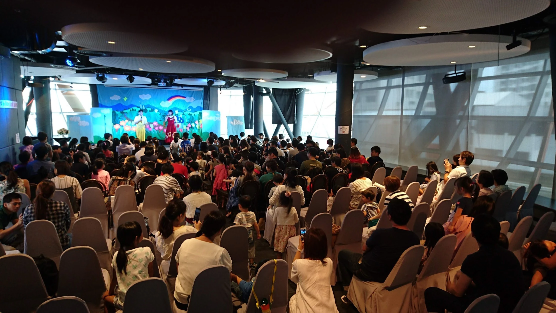 ステージを楽しむ親子で満席になったコンサート会場